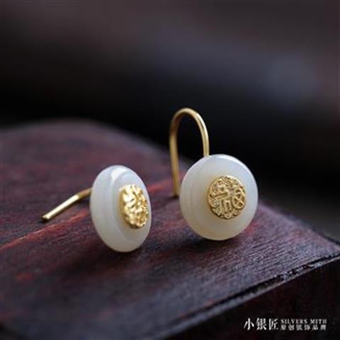 Charming Silver Earring for Any Occasion
