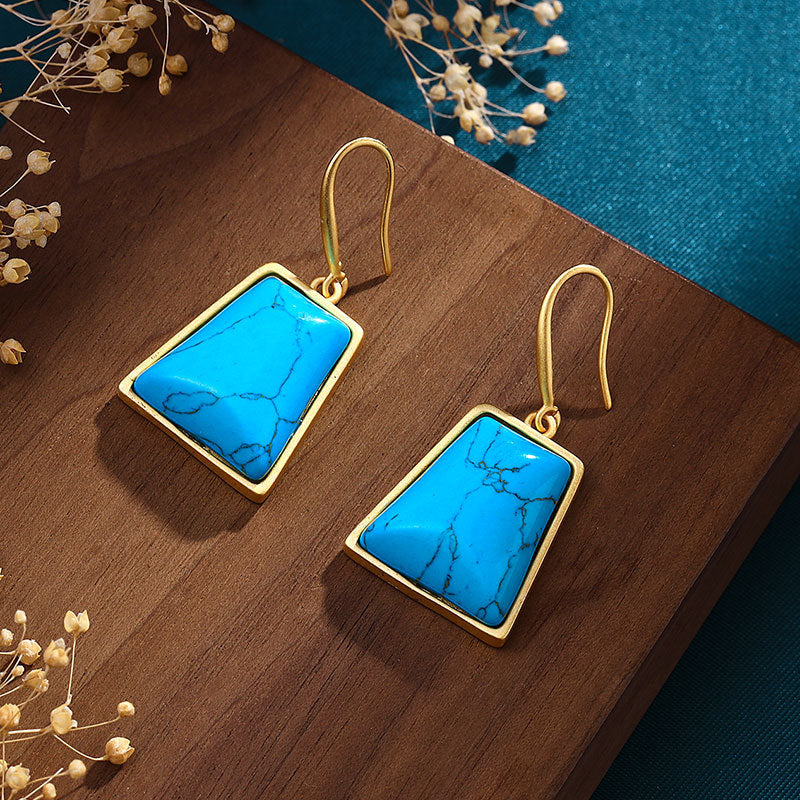 Classic Gold Earring with Timeless Appeal