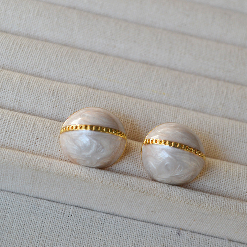 Romantic Gold Earring for Special Moments