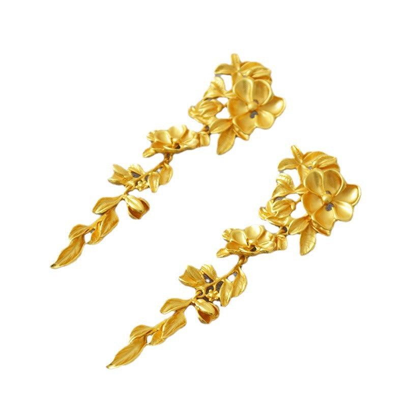 Classic Gold Earring with Timeless Appeal