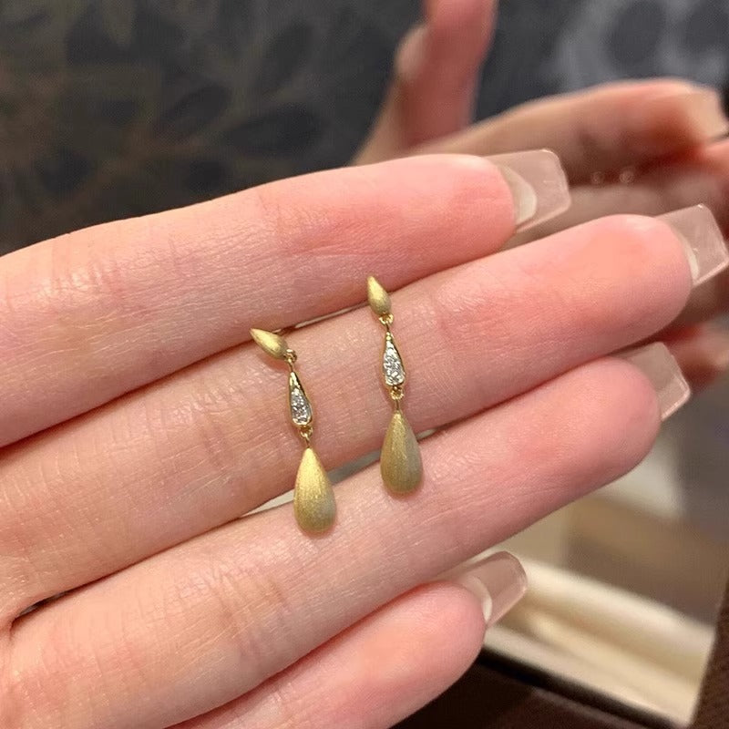 Classic Gold Earring with Timeless Appeal