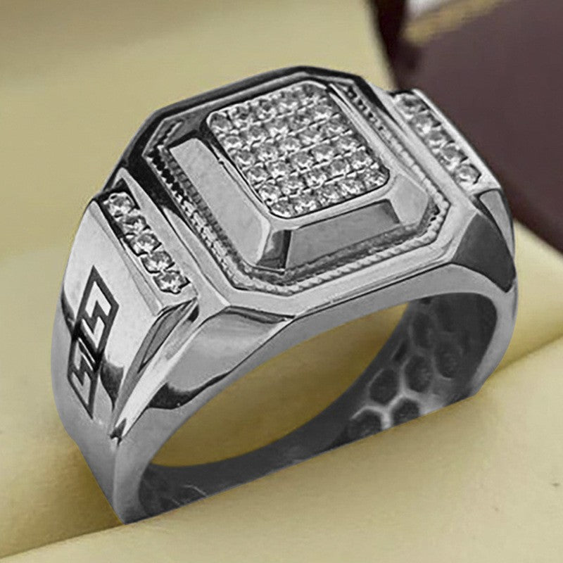 Classic Gold Ring with Timeless Appeal