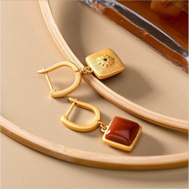 Classic Gold Earring with Timeless Appeal