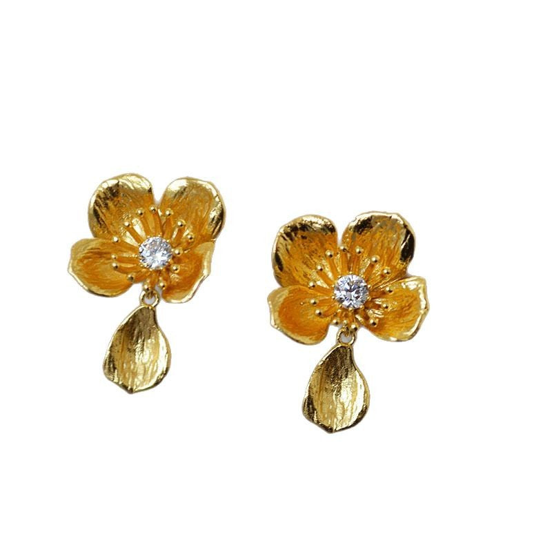 Charming Gold Earring for Any Occasion