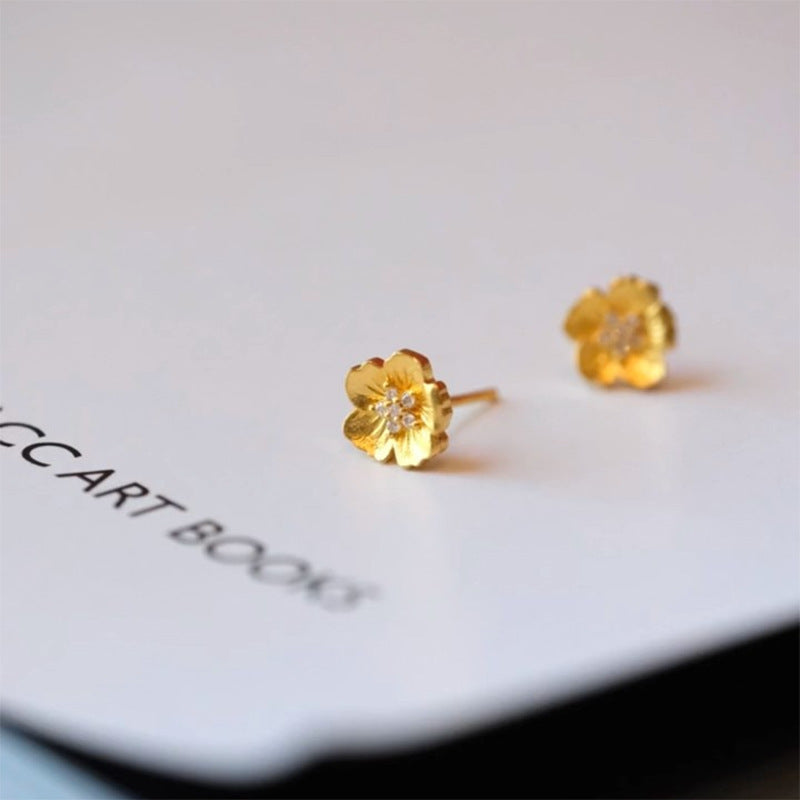 Classic Gold Earring with Timeless Appeal