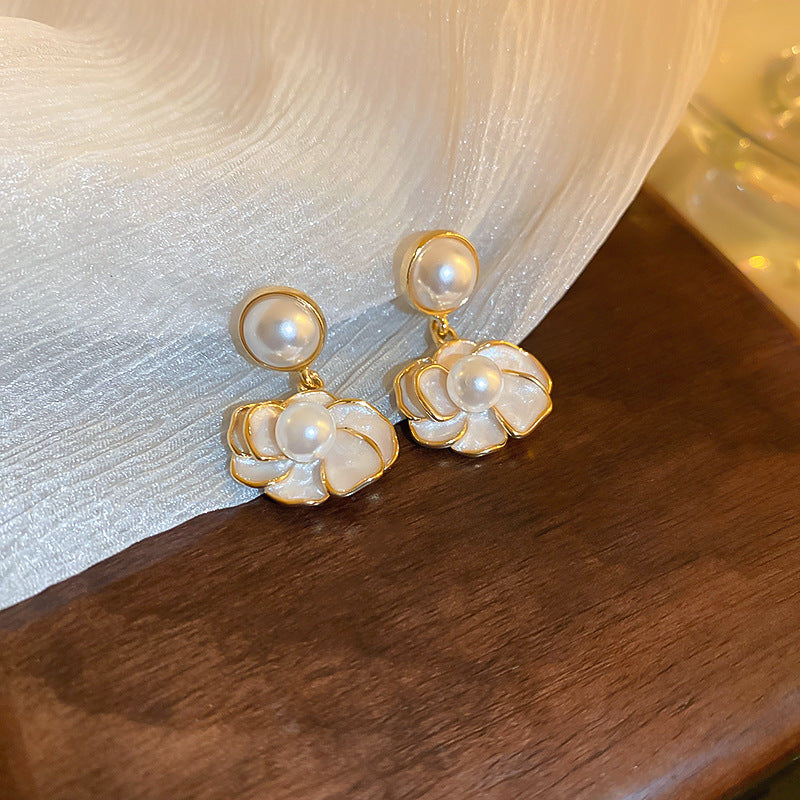 Classic Pearl Earring with Timeless Appeal