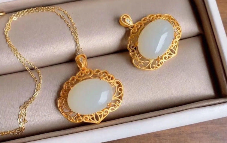 Classic Silver Pendant with Timeless Appeal