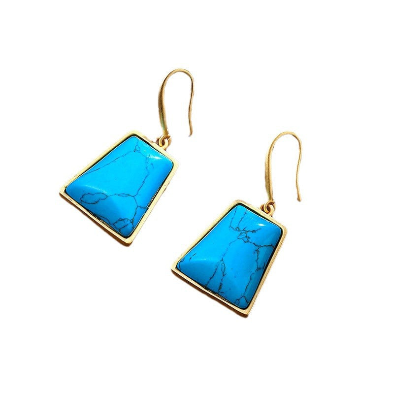 Classic Gold Earring with Timeless Appeal