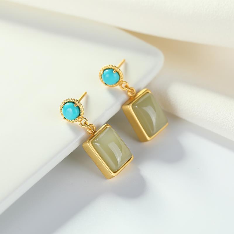 Charming Silver Earring for Any Occasion