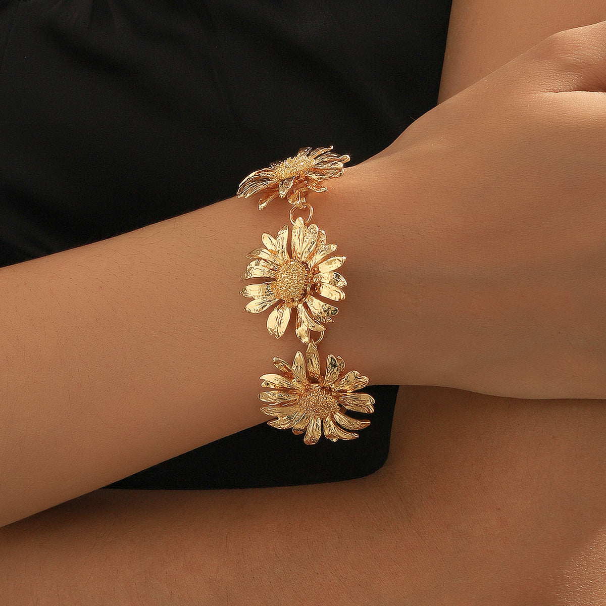 Romantic Gold Bracelet for Special Moments