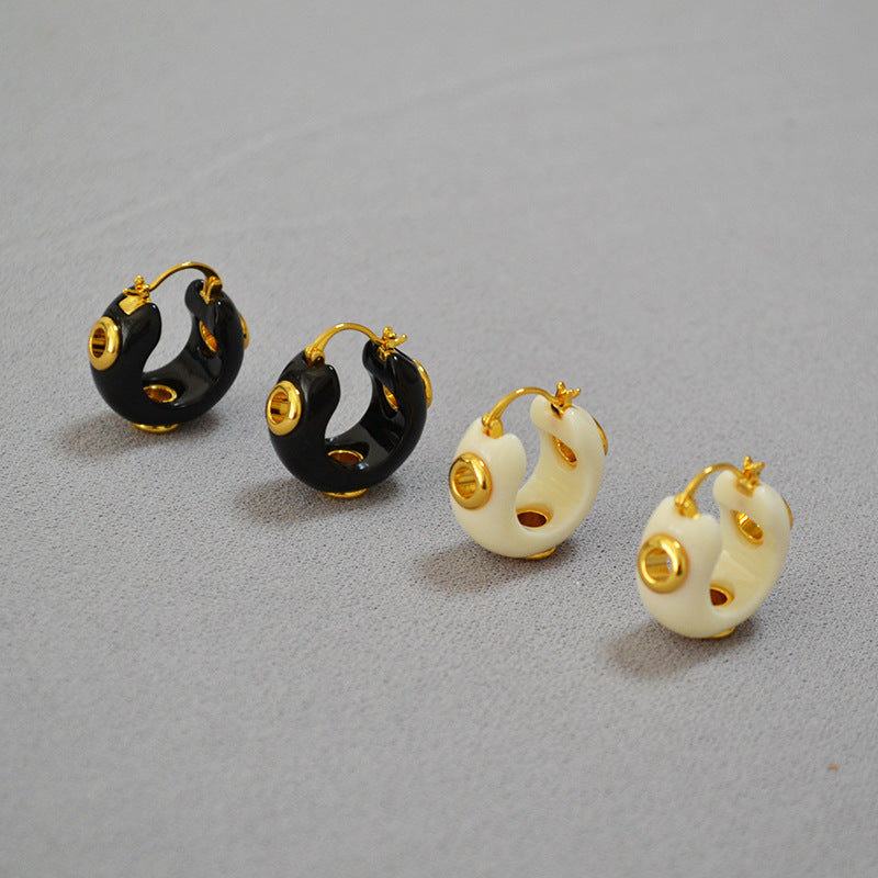 Classic Gold Earring with Timeless Appeal