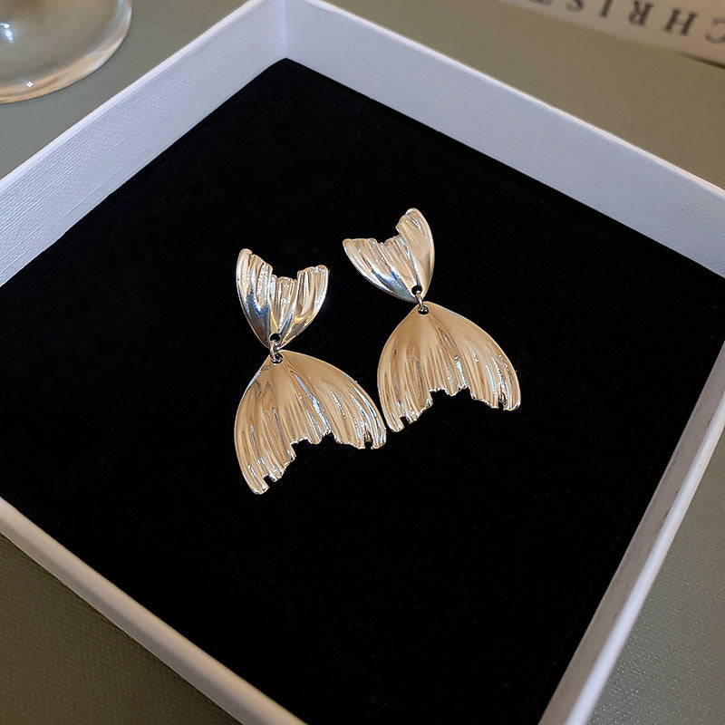 Charming Silver Earring for Any Occasion