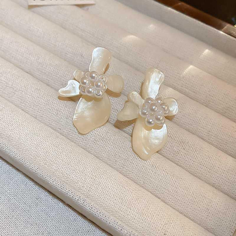 Romantic Pearl Earring for Special Moments