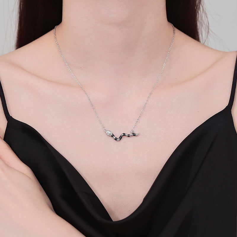 Classic Silver Necklace with Timeless Appeal