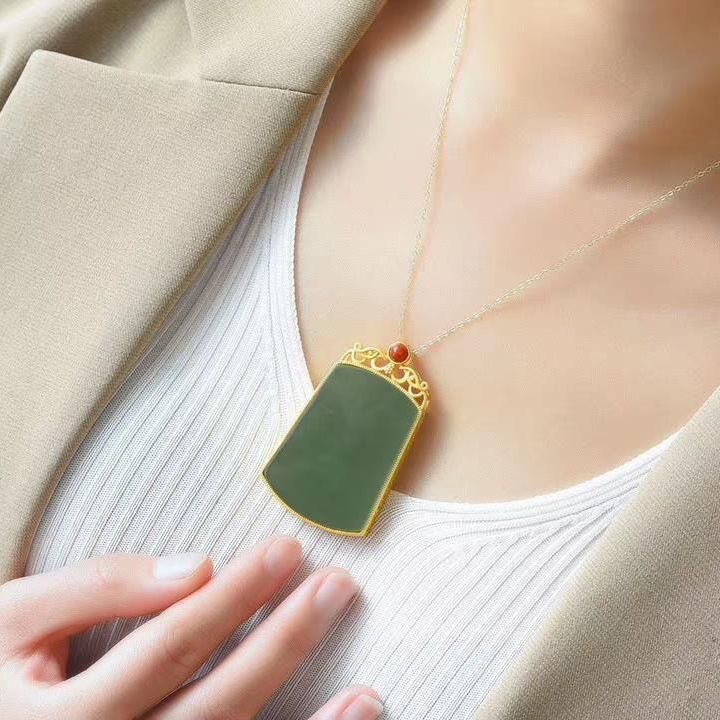 Romantic Gold Necklace for Special Moments