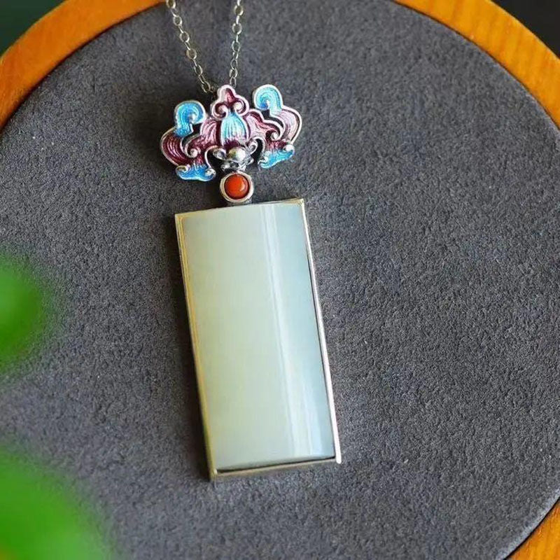 Romantic Silver Necklace for Special Moments