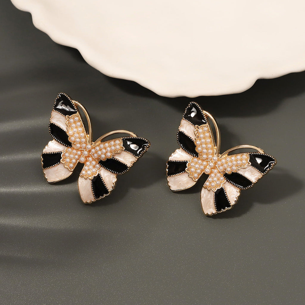 Classic Pearl Earring with Timeless Appeal