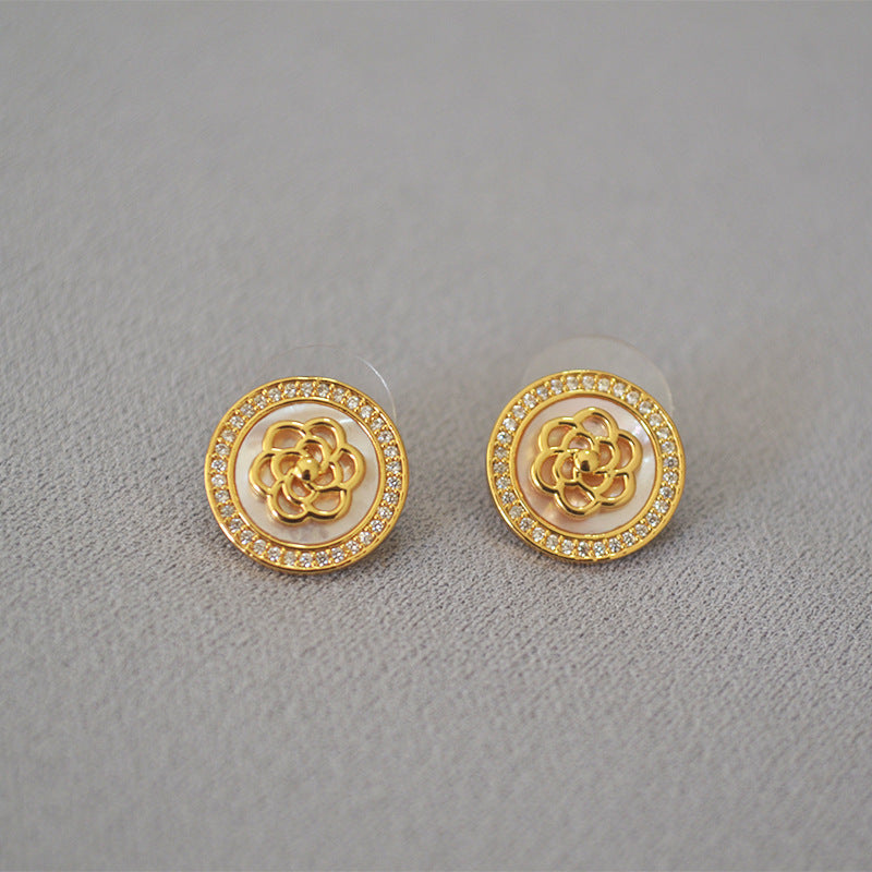 Classic Gold Earring with Timeless Appeal