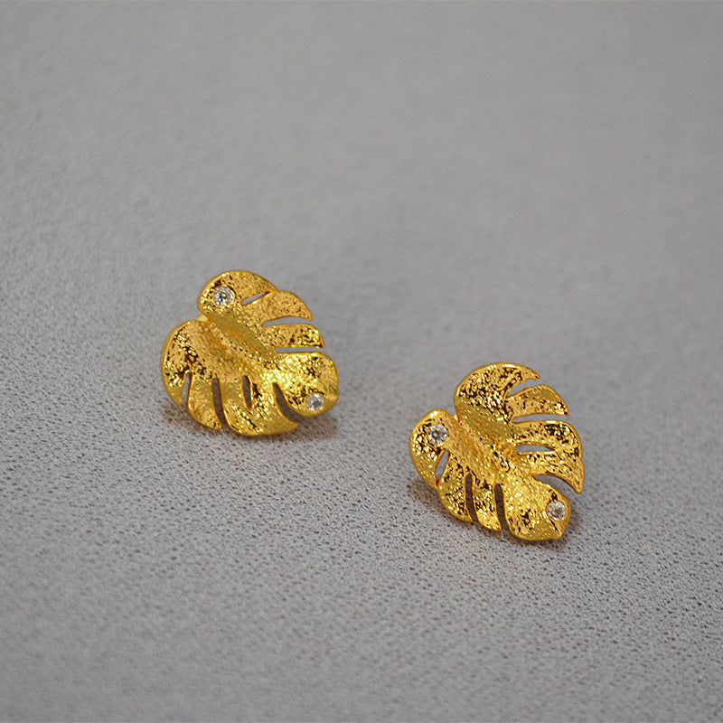 Romantic Gold Earring for Special Moments