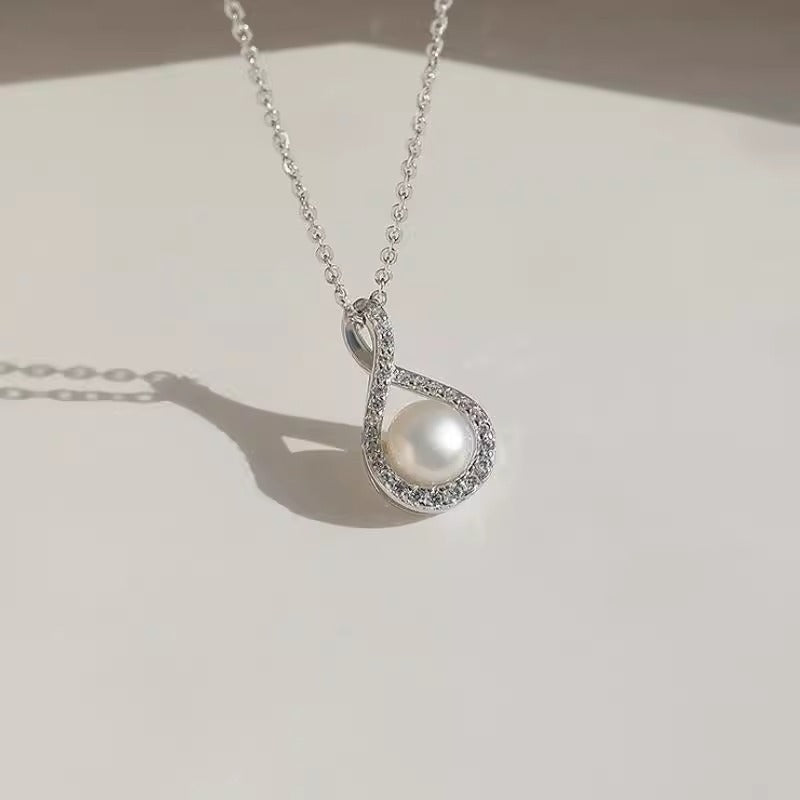 Classic Pearl Necklace with Timeless Appeal