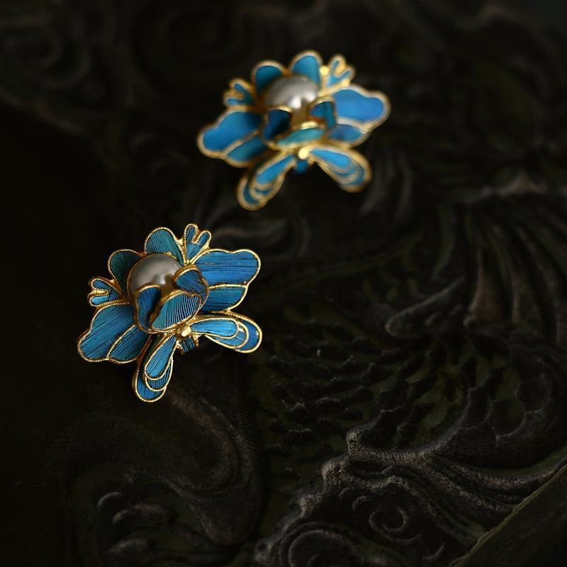 Beautiful Gold Earring with Unique Style