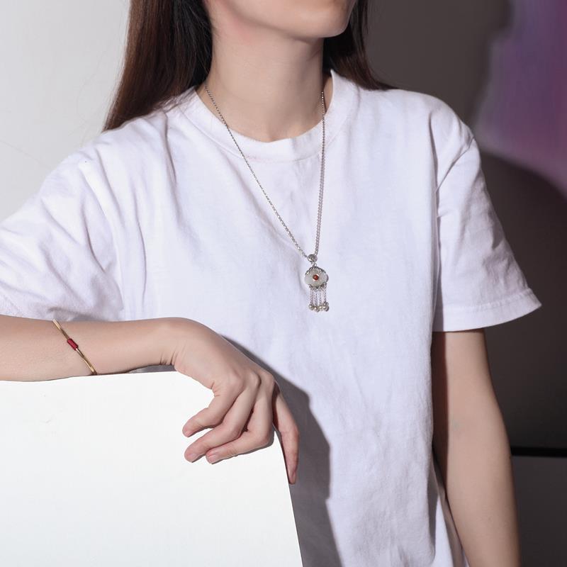 Romantic Silver Necklace for Special Moments