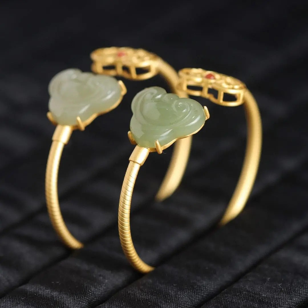 Romantic Gold Bracelet for Special Moments
