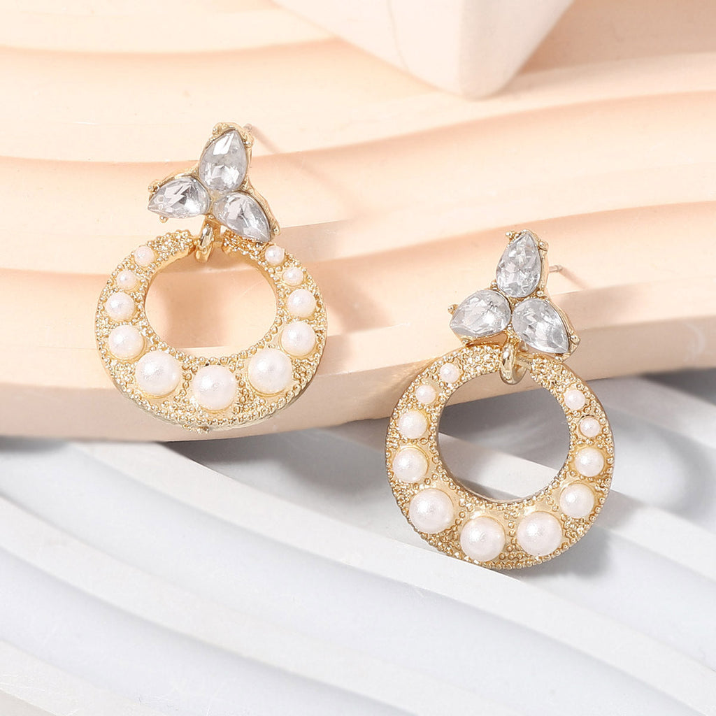 Classic Gold Earring with Timeless Appeal