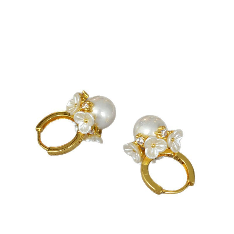 Charming Gold Earring for Any Occasion