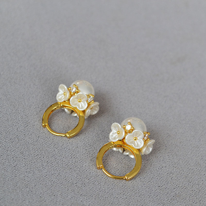 Charming Gold Earring for Any Occasion