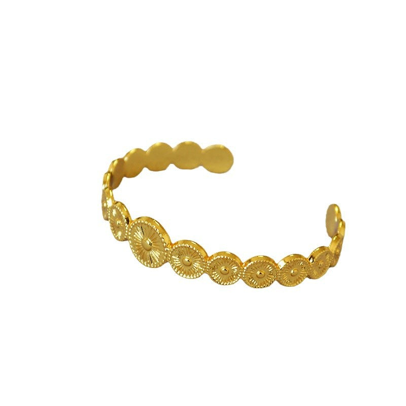 Classic Gold Bracelet with Timeless Appeal