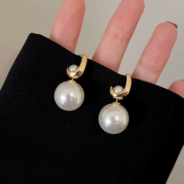 Classic Pearl Earring with Timeless Appeal