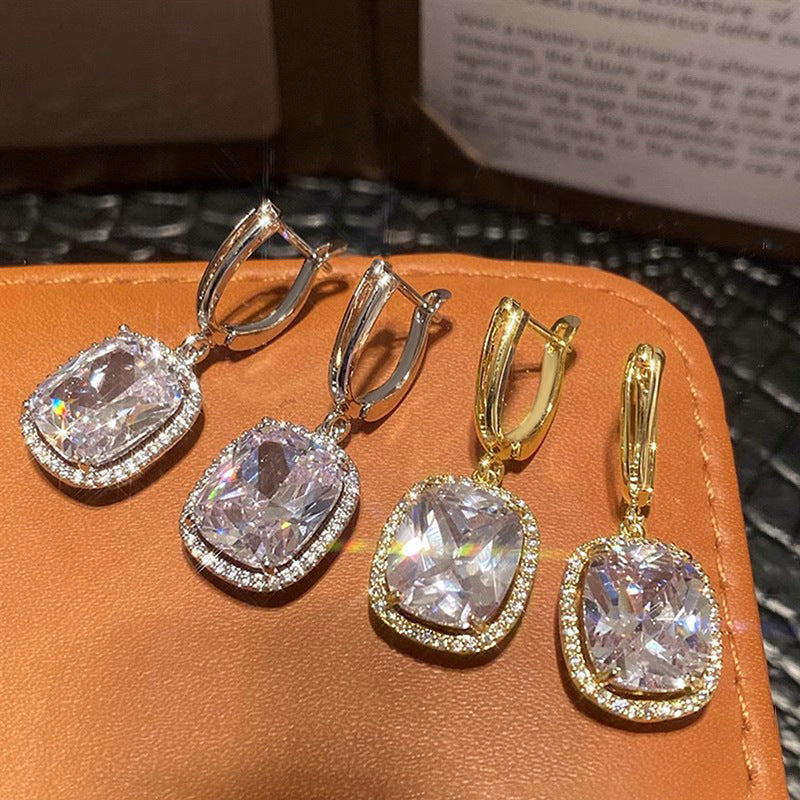 Charming Earring for Any Occasion