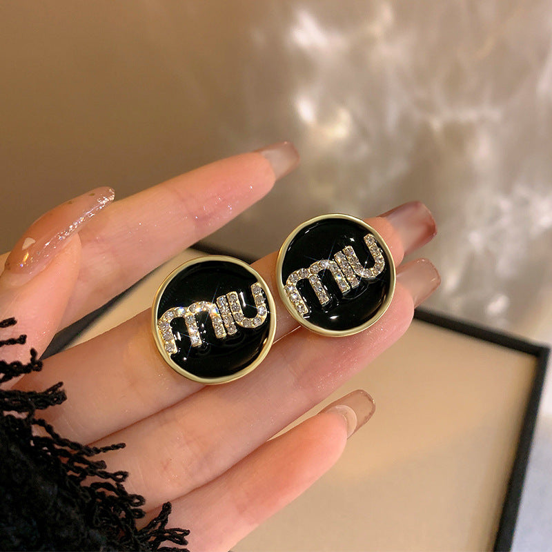 Charming Earring for Any Occasion