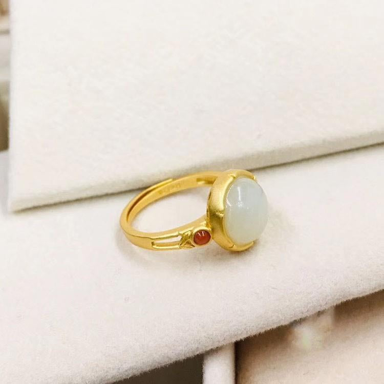 Classic Gold Ring with Timeless Appeal