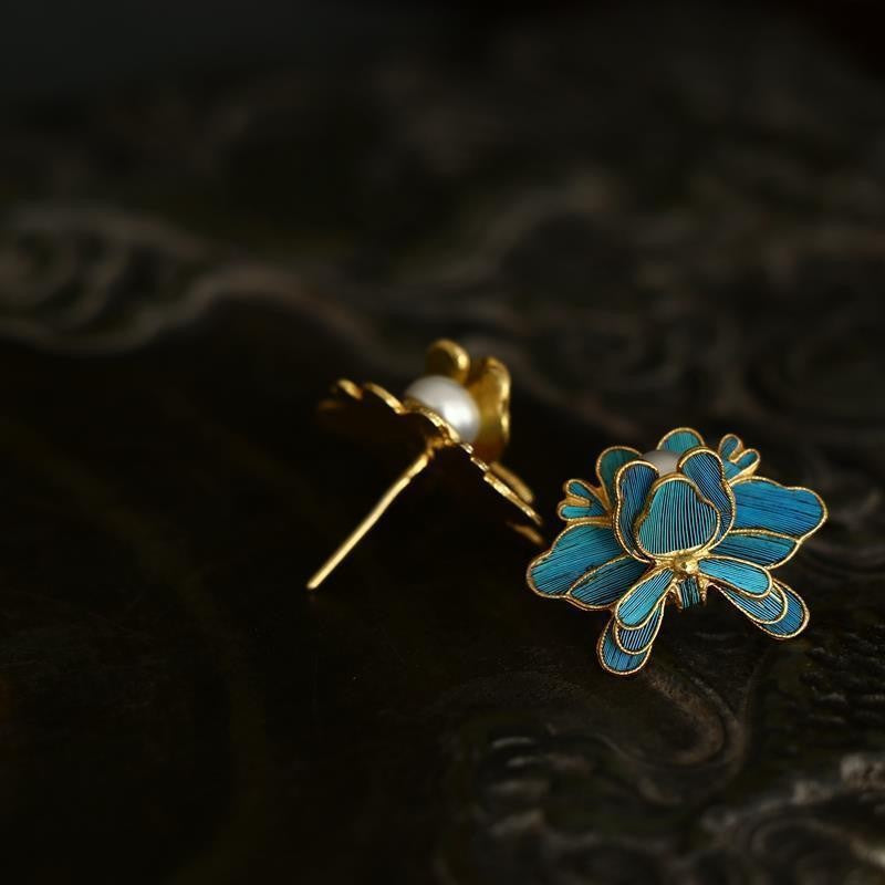 Beautiful Gold Earring with Unique Style