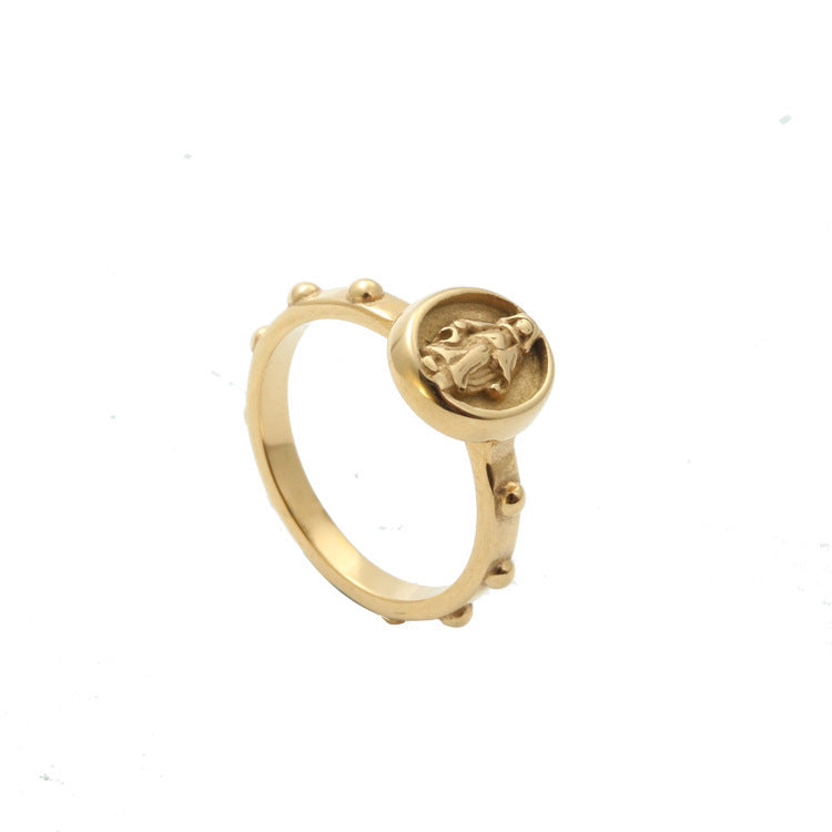 Classic Gold Ring with Timeless Appeal