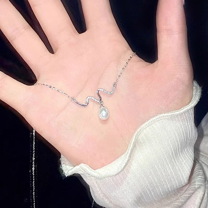 Classic Pearl Necklace with Timeless Appeal