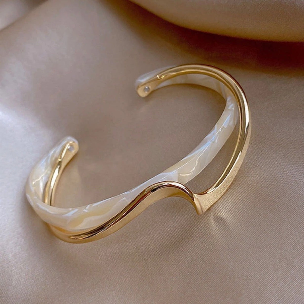 Beautiful Gold Bracelet with Unique Style