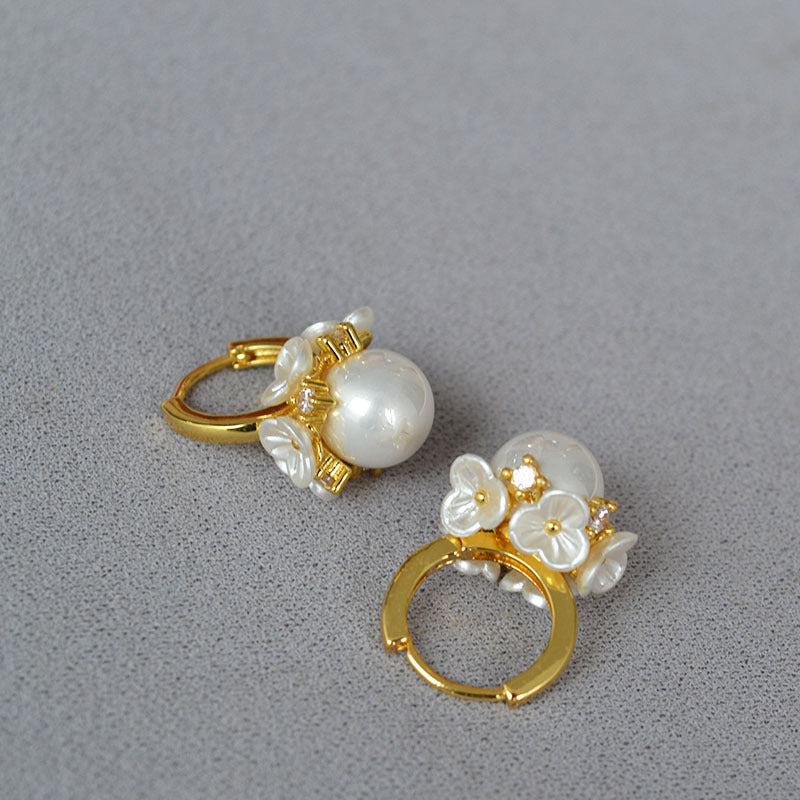 Charming Gold Earring for Any Occasion