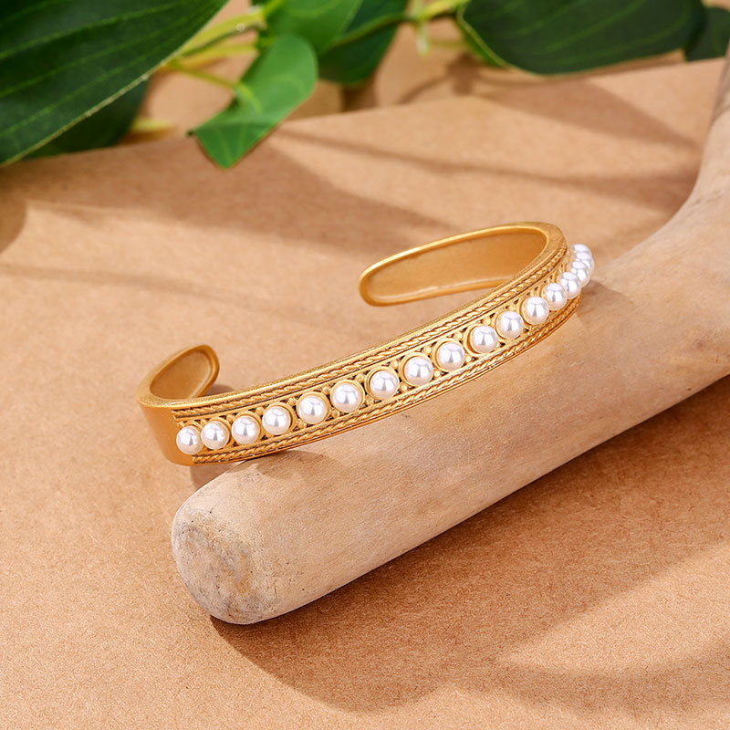 Romantic Gold Bracelet for Special Moments
