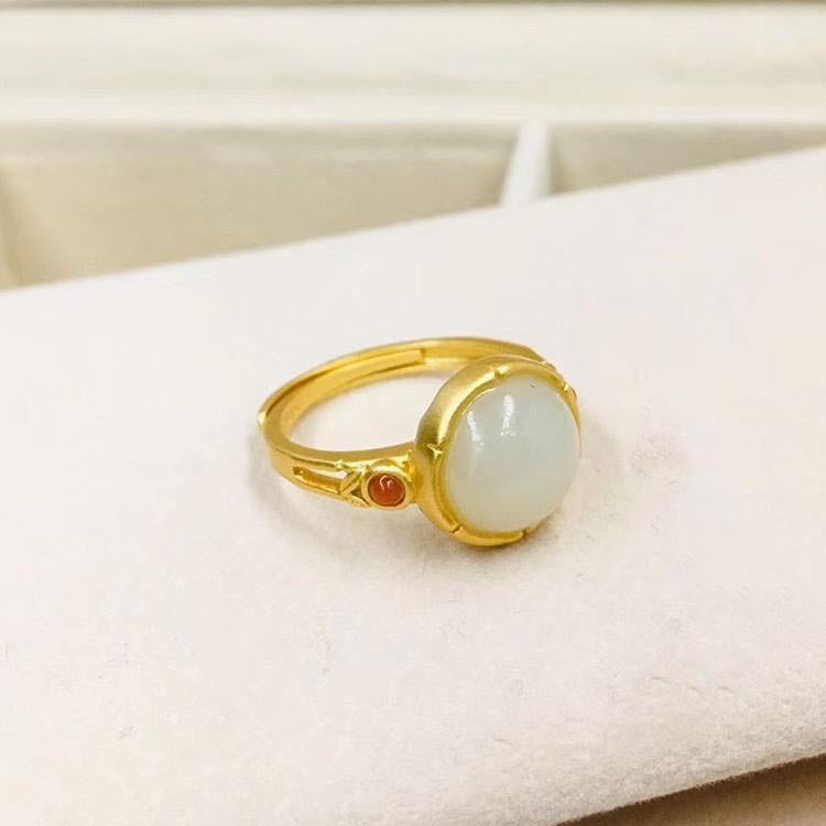 Classic Gold Ring with Timeless Appeal