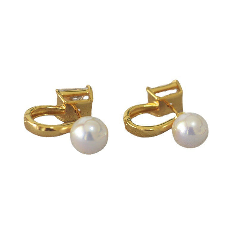 Charming Gold Earring for Any Occasion