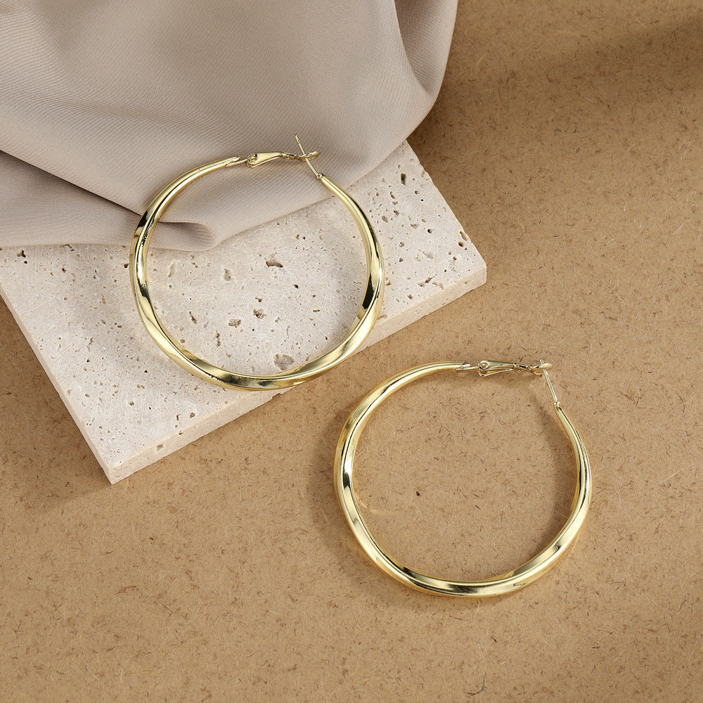 Classic Gold Earring with Timeless Appeal