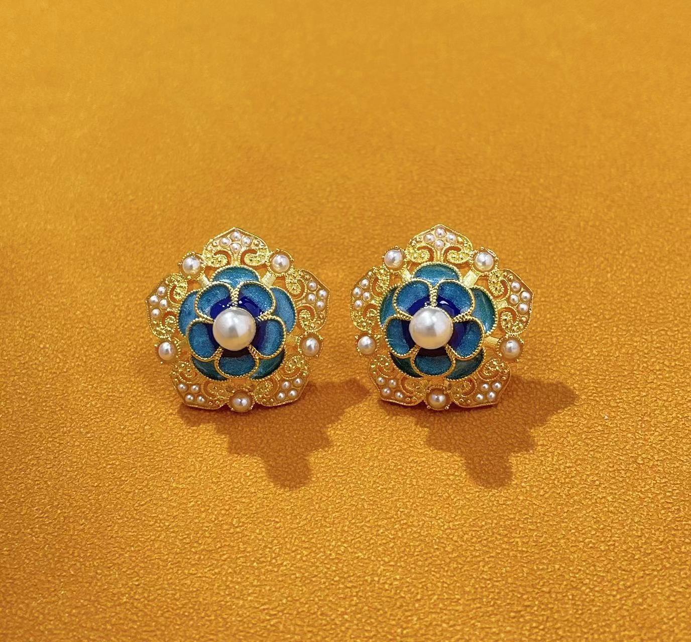 Vintage Handmade Gold Earring