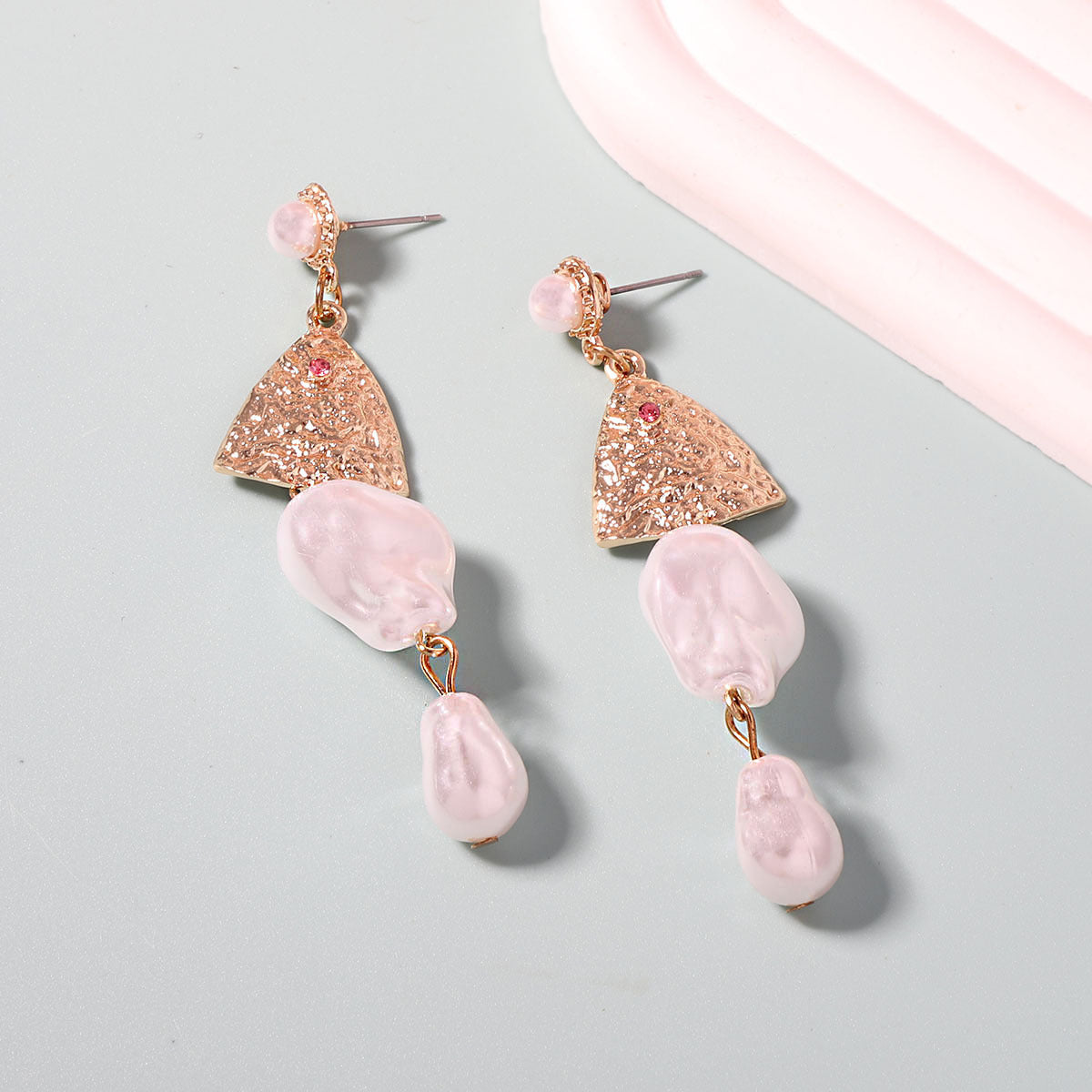 Charming Gold Earring for Any Occasion
