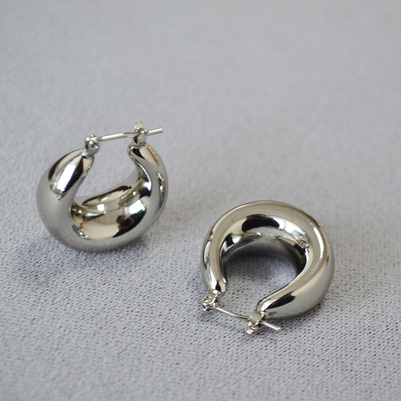 Classic Gold Earring with Timeless Appeal