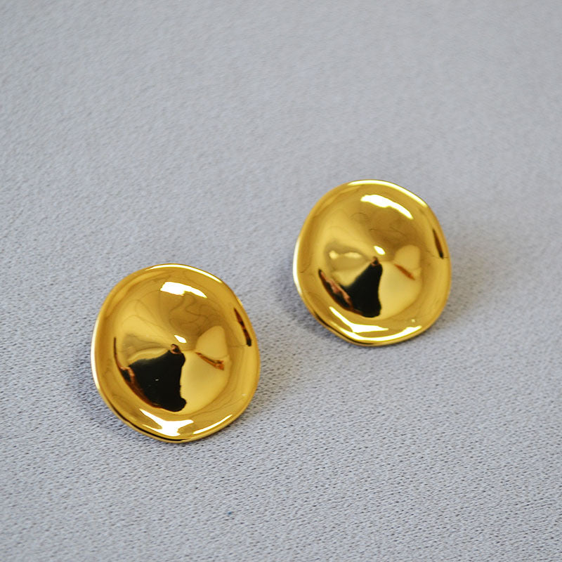 Classic Gold Earring with Timeless Appeal
