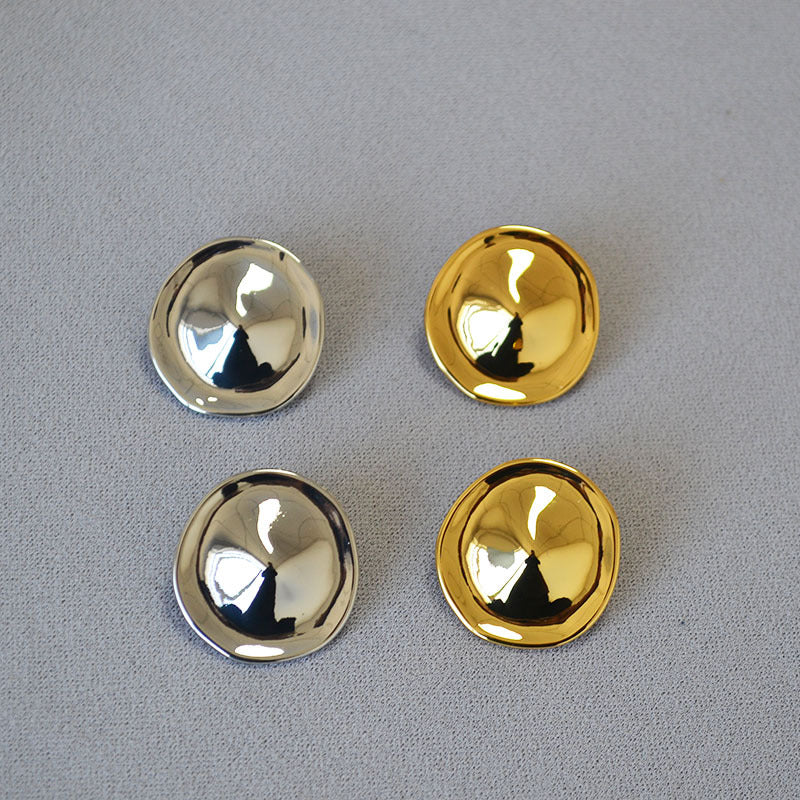 Classic Gold Earring with Timeless Appeal