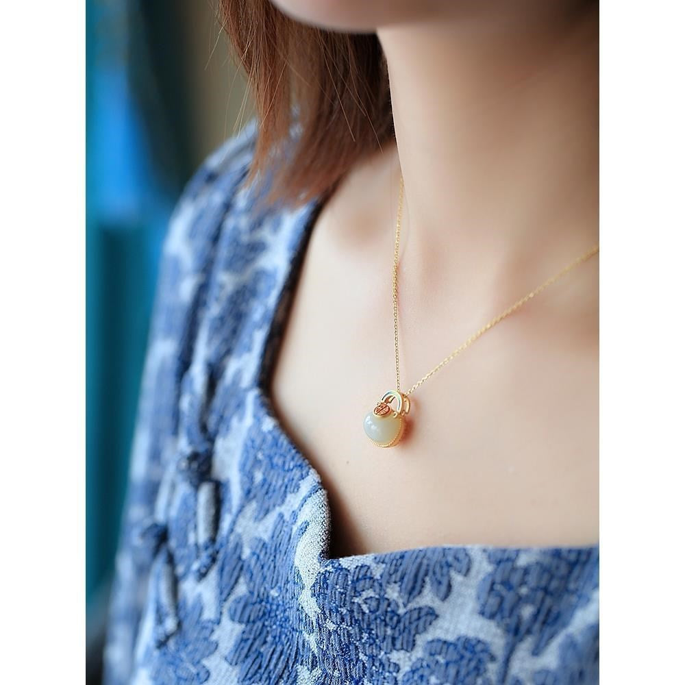 Romantic Gold Necklace for Special Moments